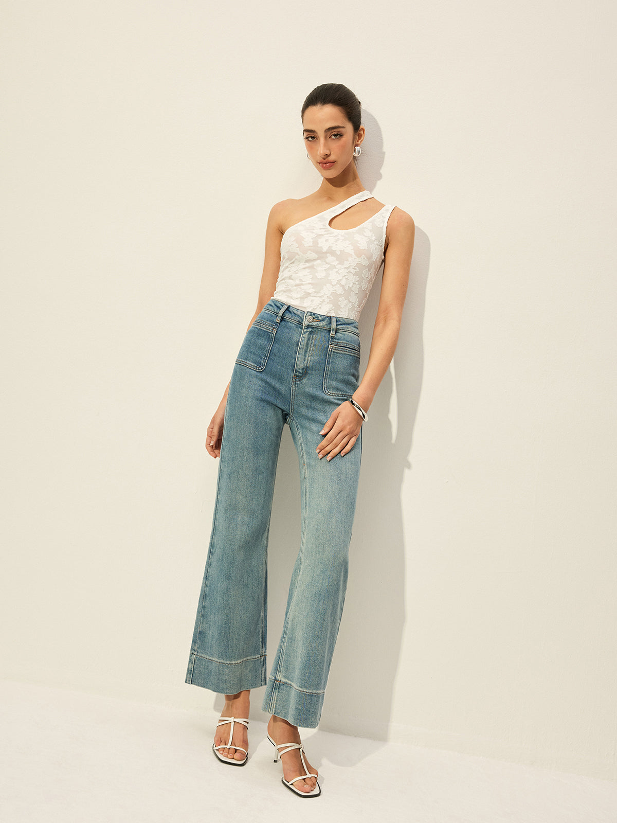 Jeanshose mit mittlerer Taille und Taschen 