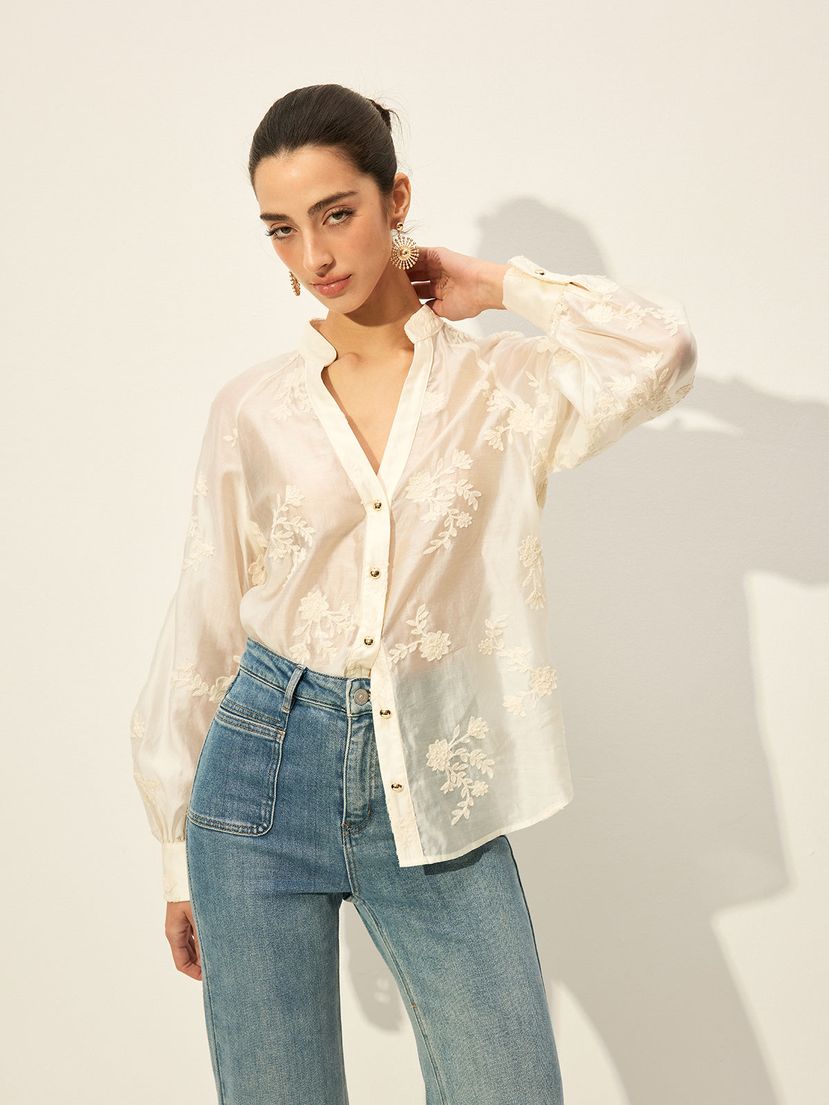 Halvtransparent blus med broderad knapp framtill 