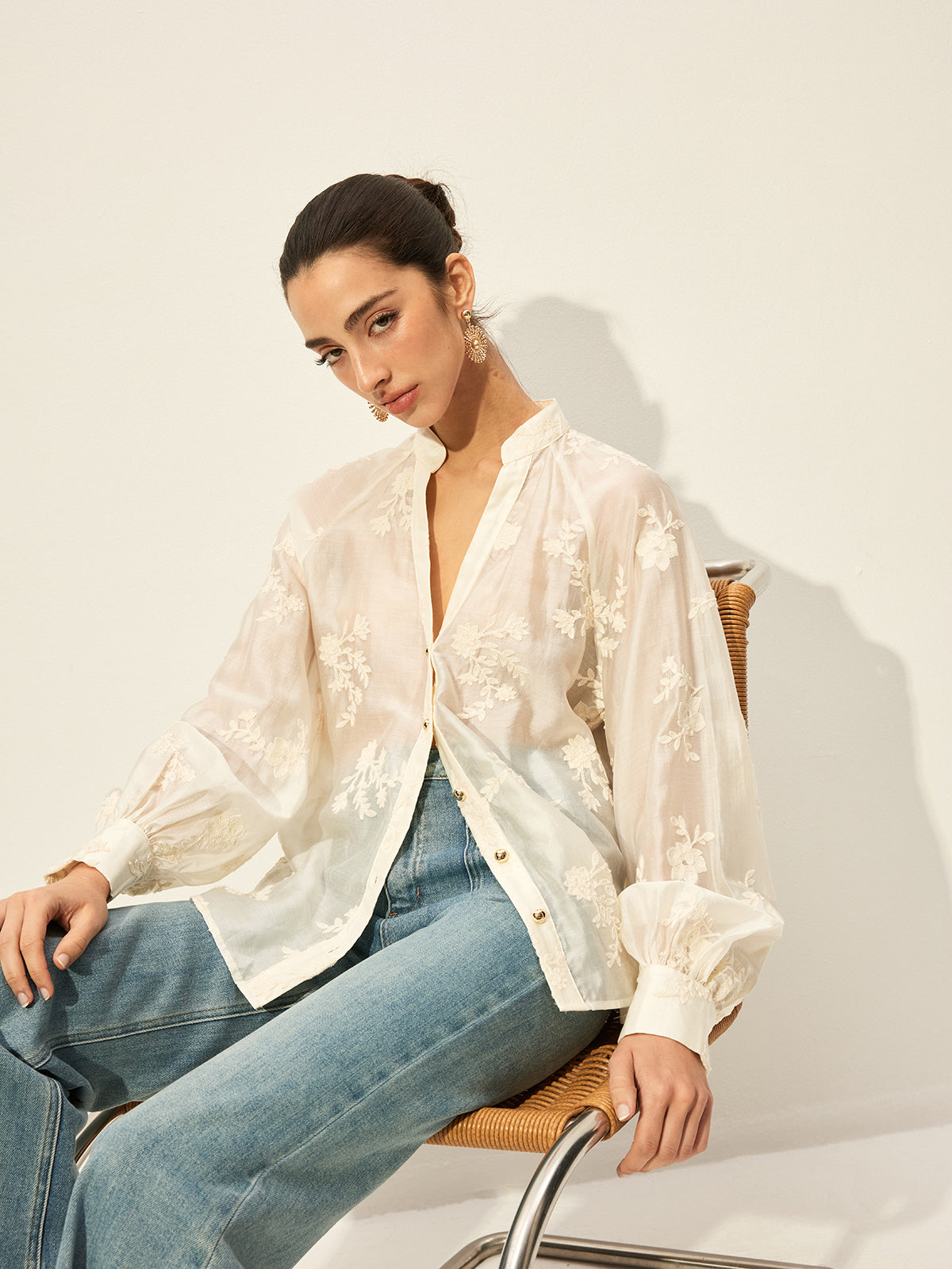 Halvtransparent blus med broderad knapp framtill 