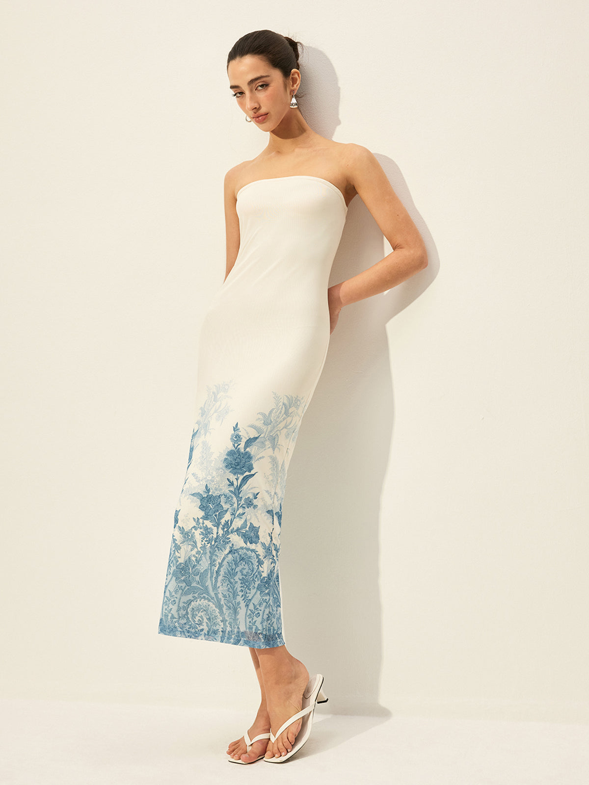 Trägerloses Netzkleid mit floralem Print am Saum 