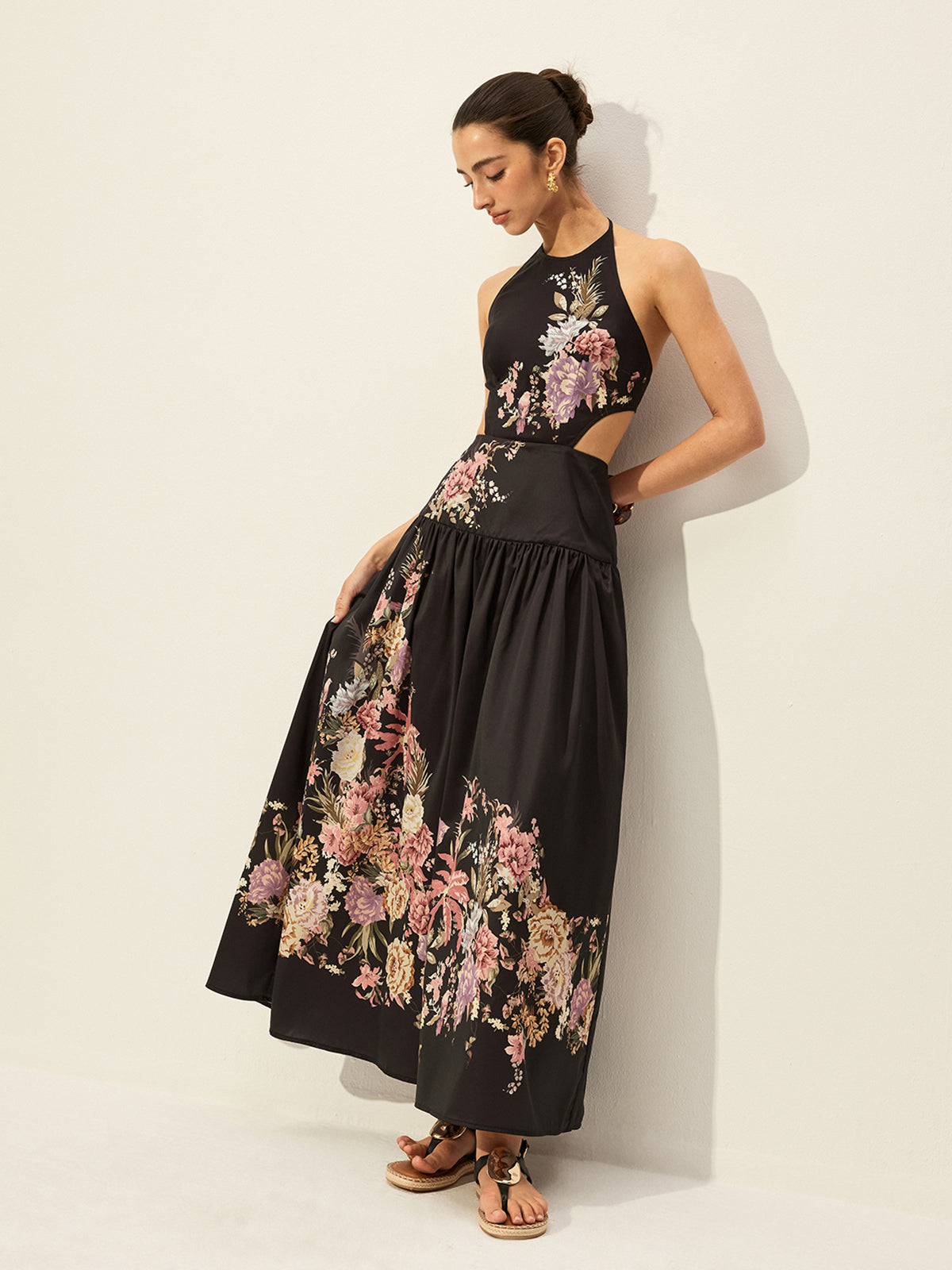 Neckholderkleid mit Blumenmuster und Cut-Out-Detail 
