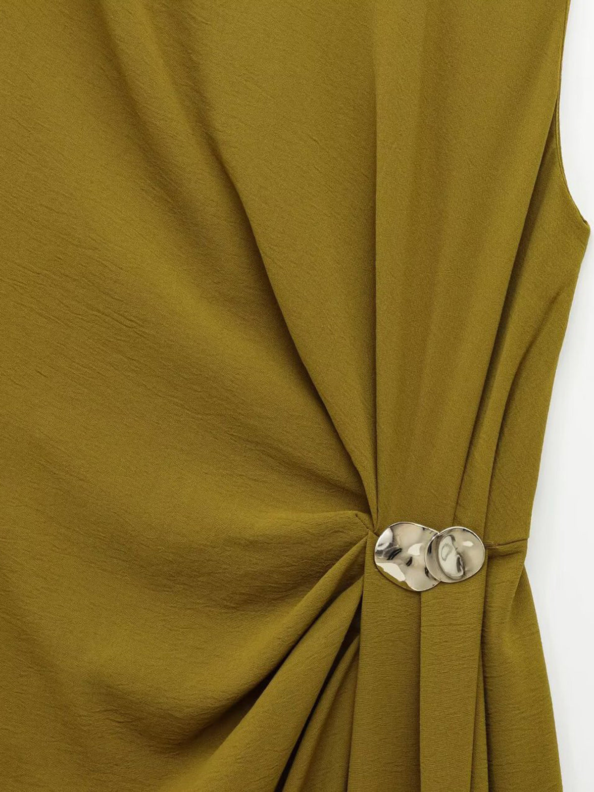 Ärmelloses Kleid mit Schlitz und geraffter Taille mit Metalldetail 