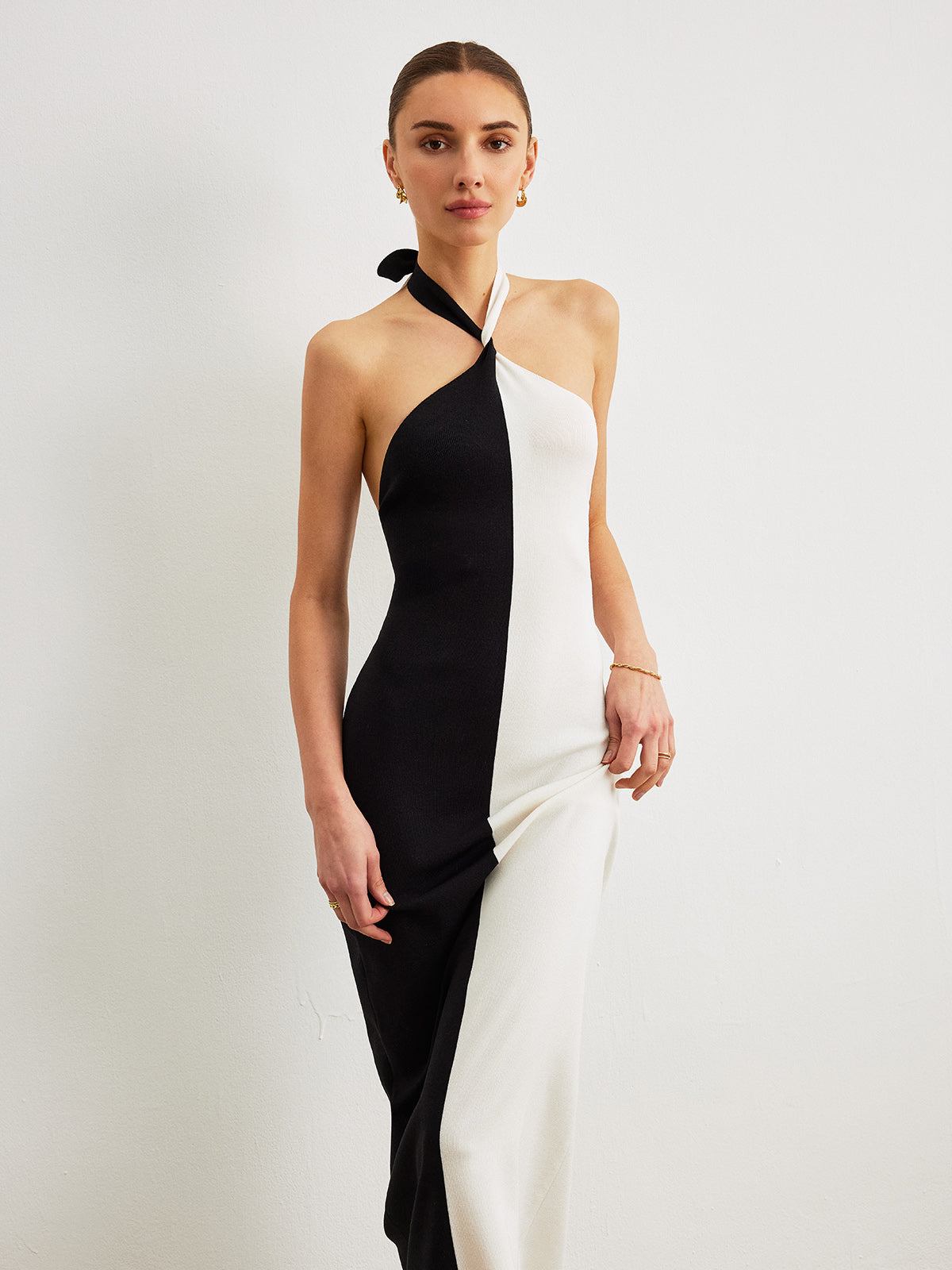 Langes, rückenfreies Kleid mit Neckholder und Knoten in Farbblock-Optik