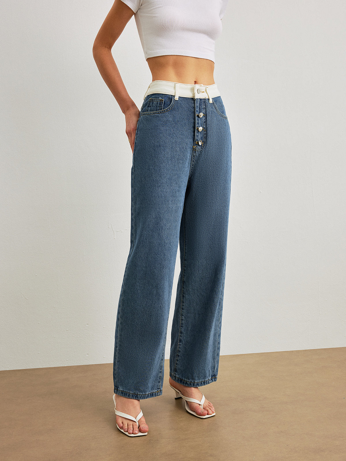 Jeans mit mittelhohem Bund und Kontrastbesatz