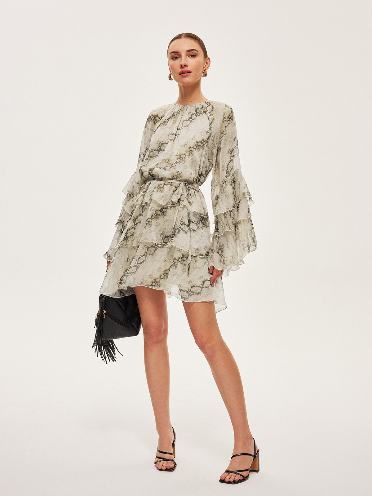 Kleid mit transparentem Print und Rüschen und Bindegürtel 