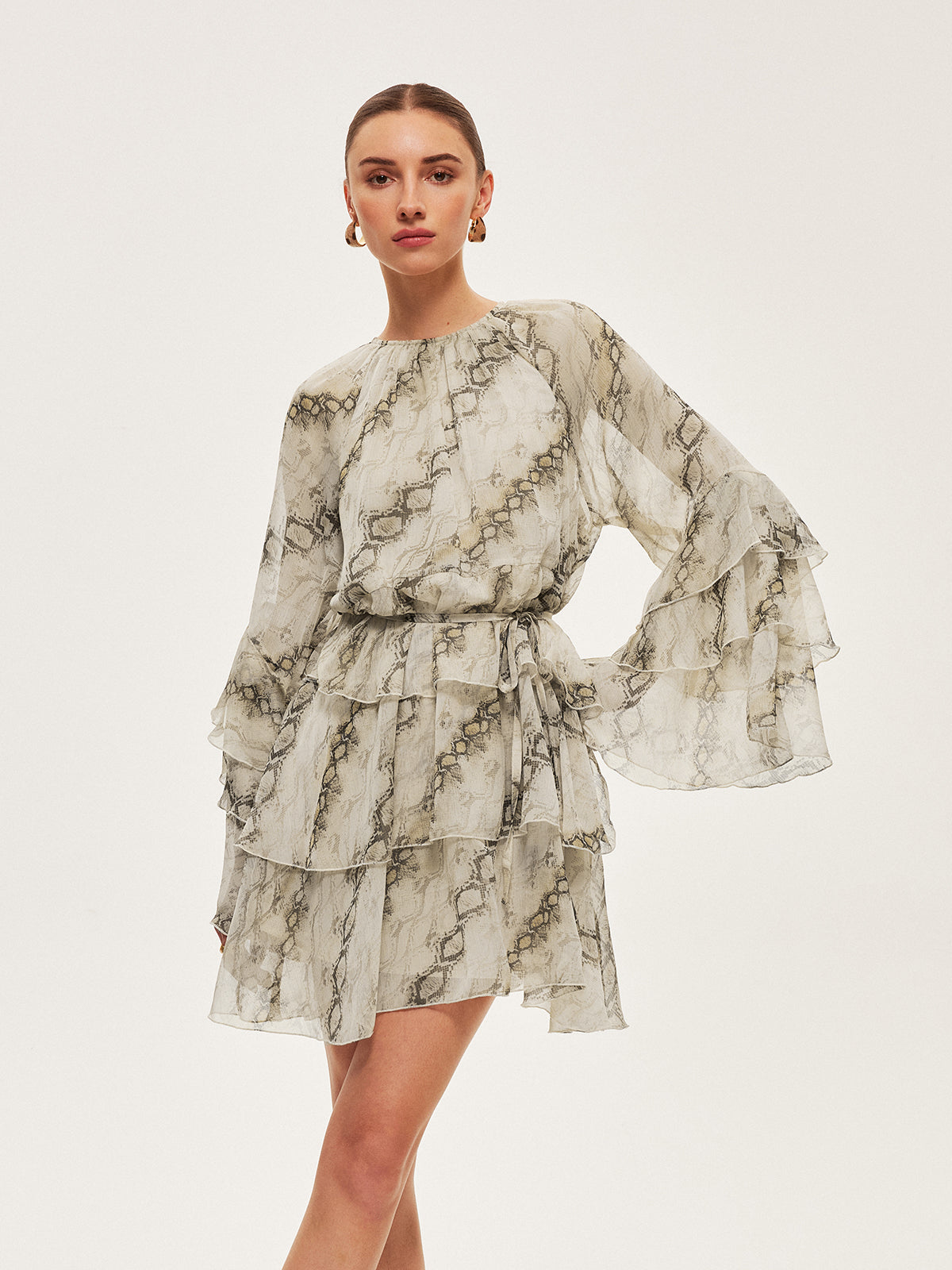 Kleid mit transparentem Print und Rüschen und Bindegürtel 