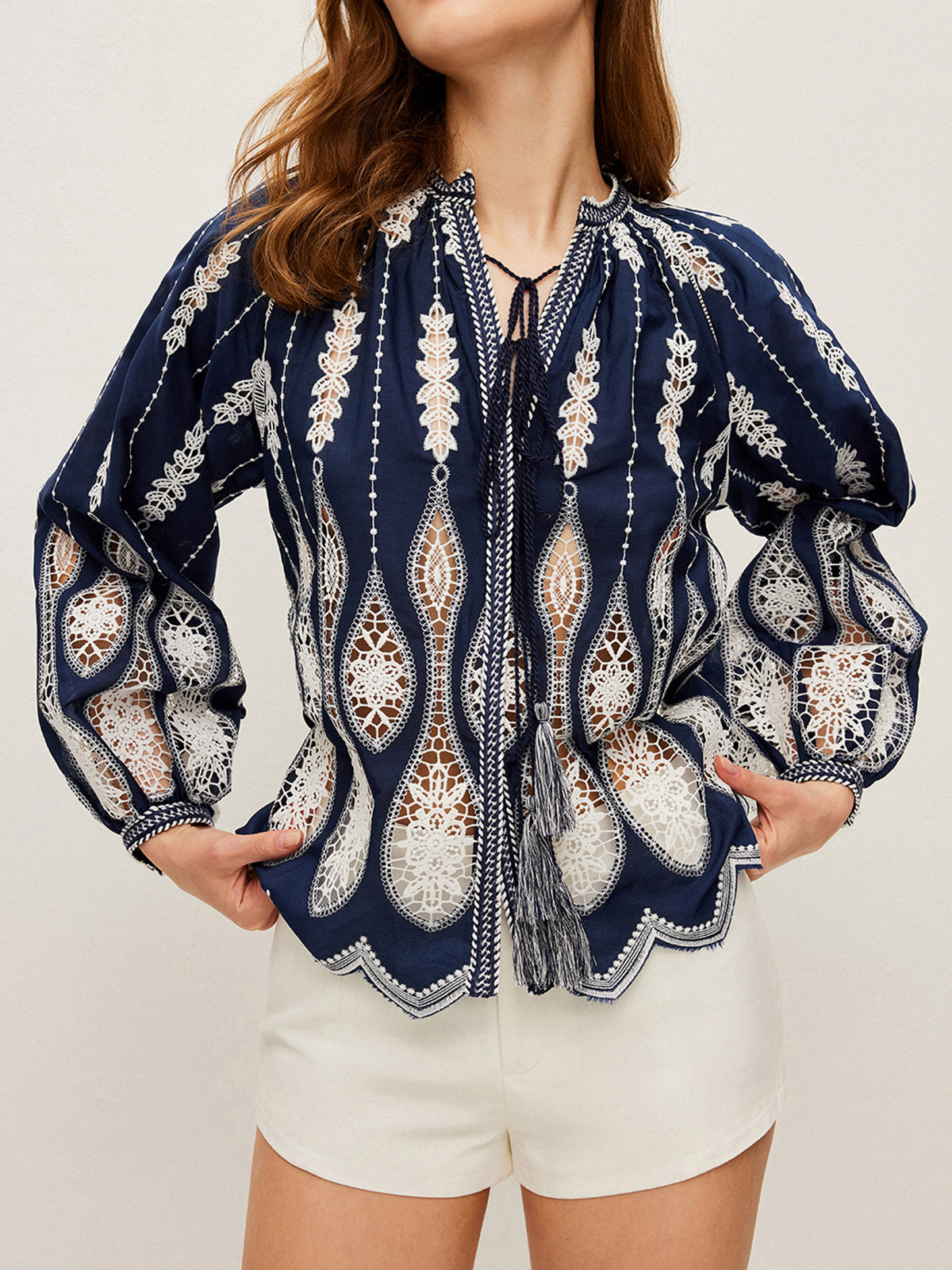 Halvtransparent broderad blus med knytringning 