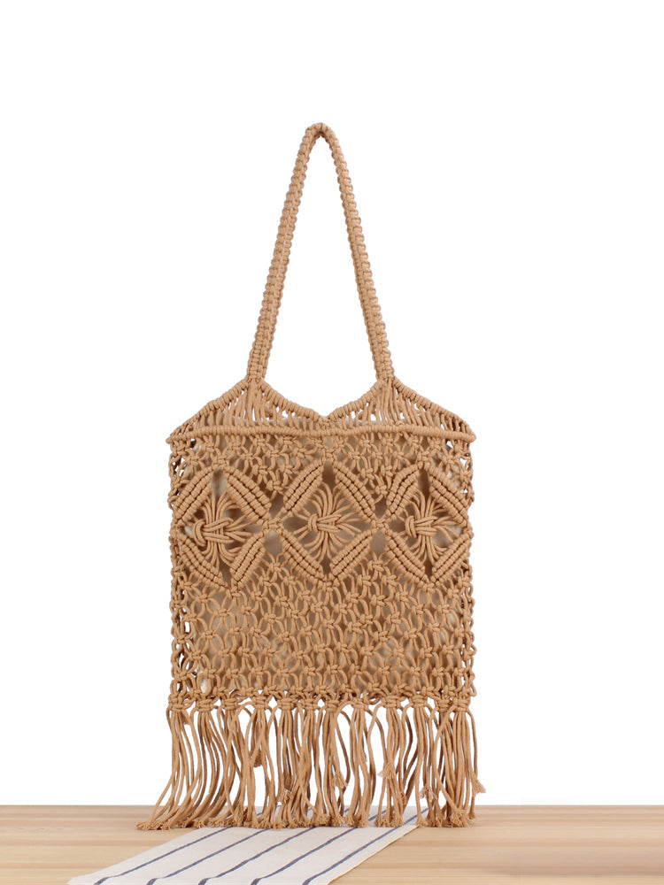 Tasche aus hohlem Stroh mit Quastendetail 