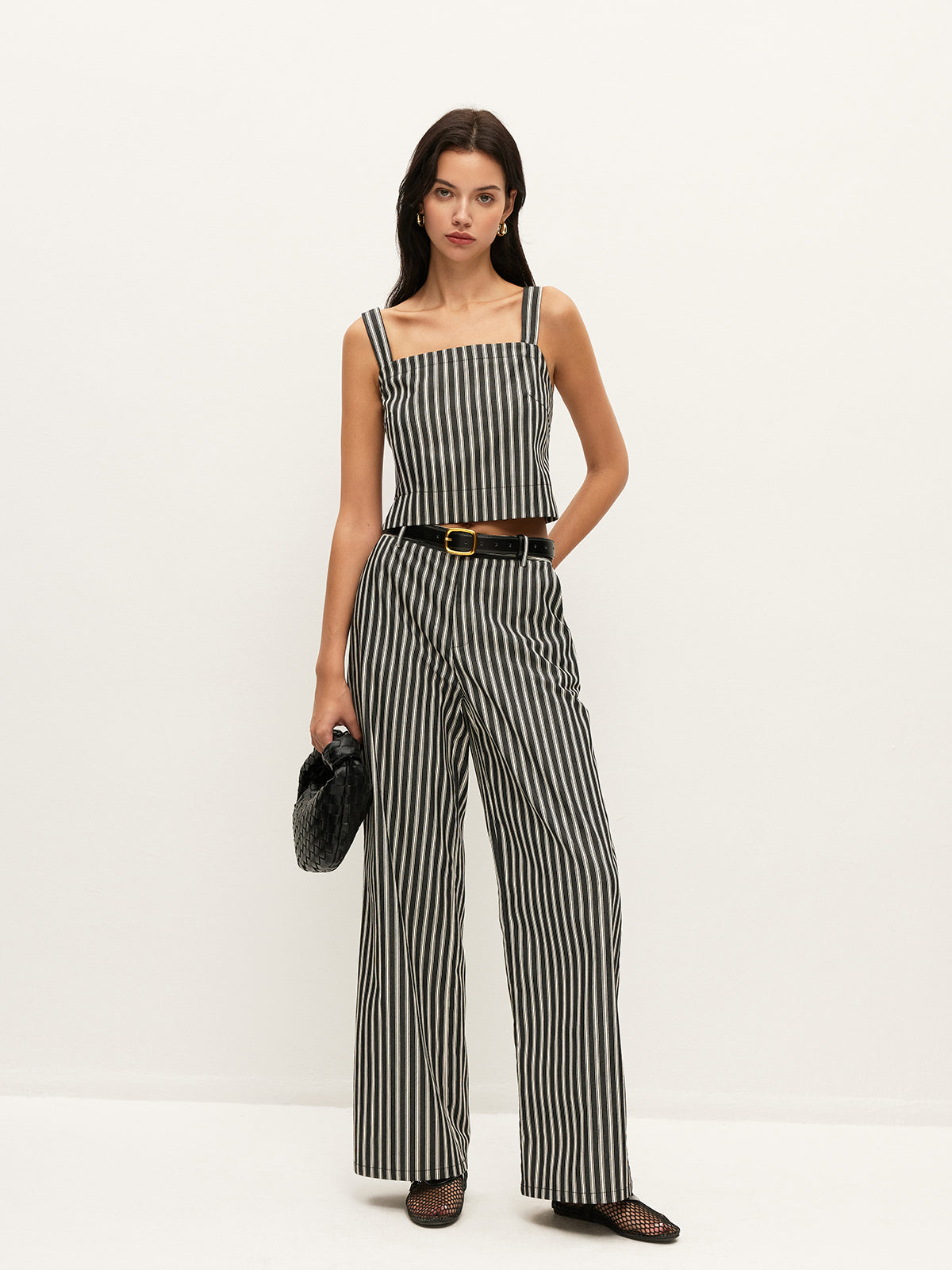 Hose mit mittelhoher Taille und gestreiften Taschen ohne Gürtel 