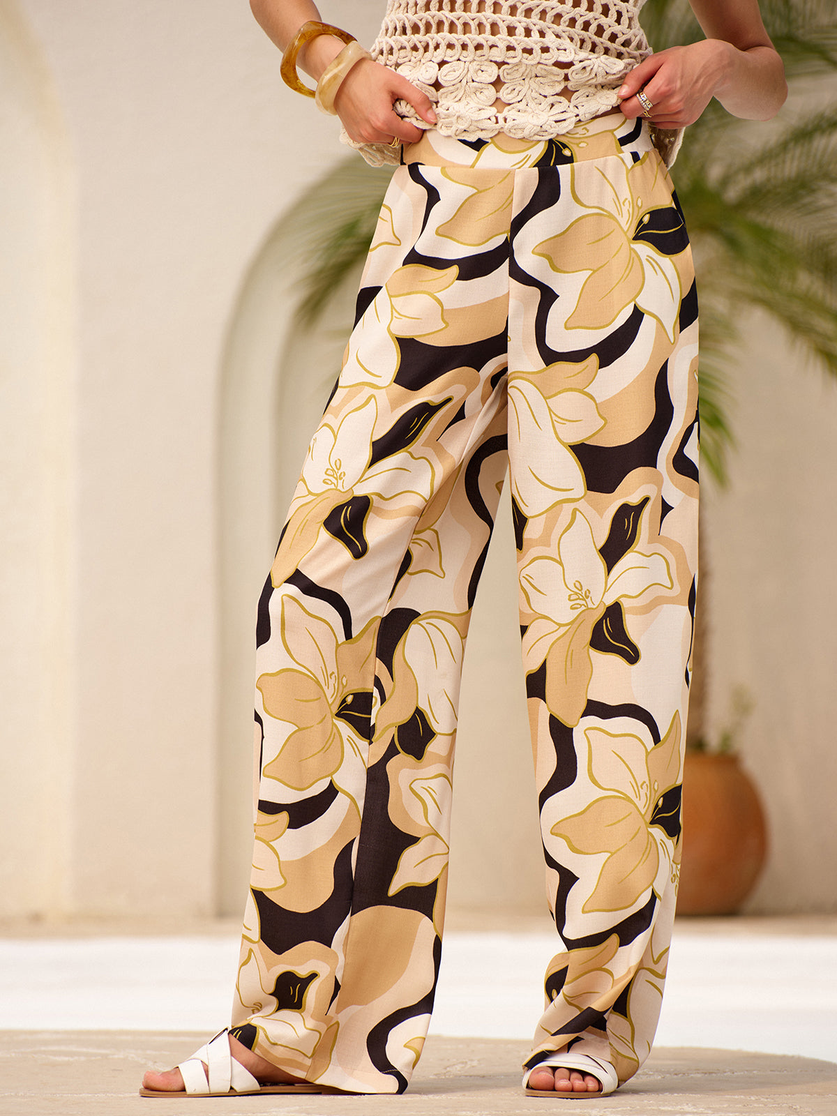 Hose mit mittelhohem Bund und Taschen 