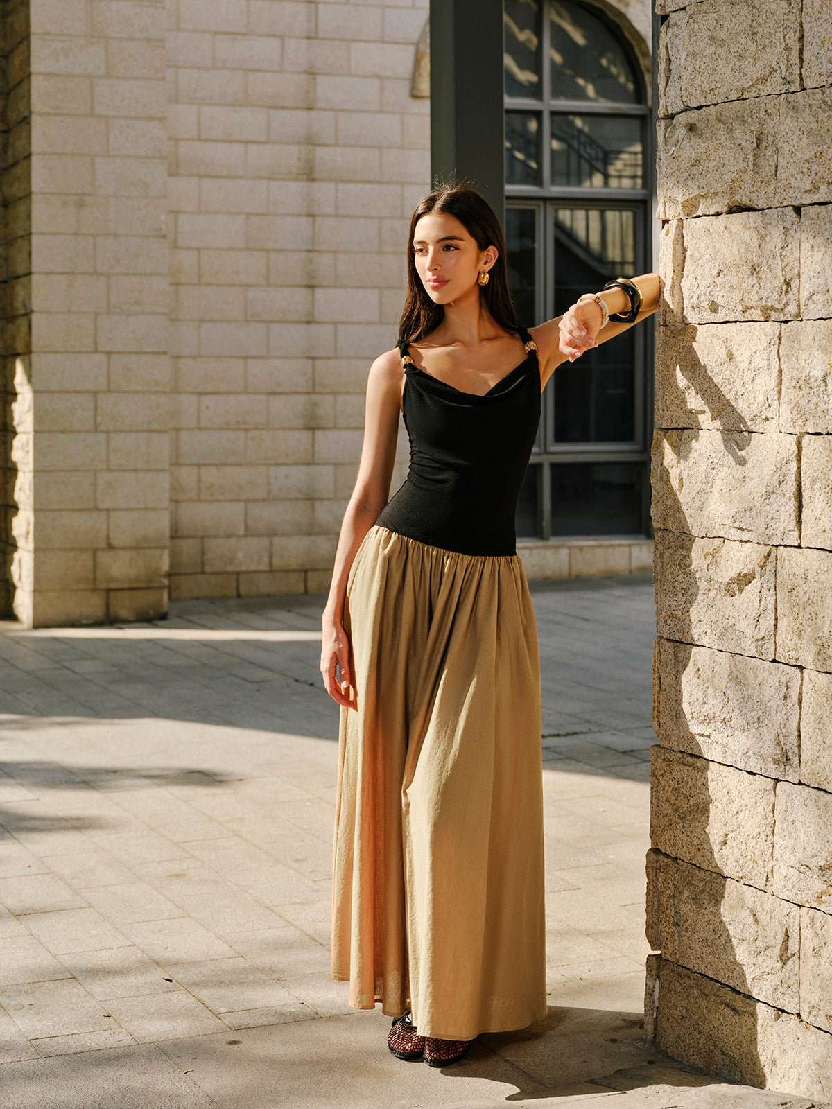 Ärmelloses Kleid mit Wasserfallausschnitt und Metalldetail aus Leinen und Baumwolle 
