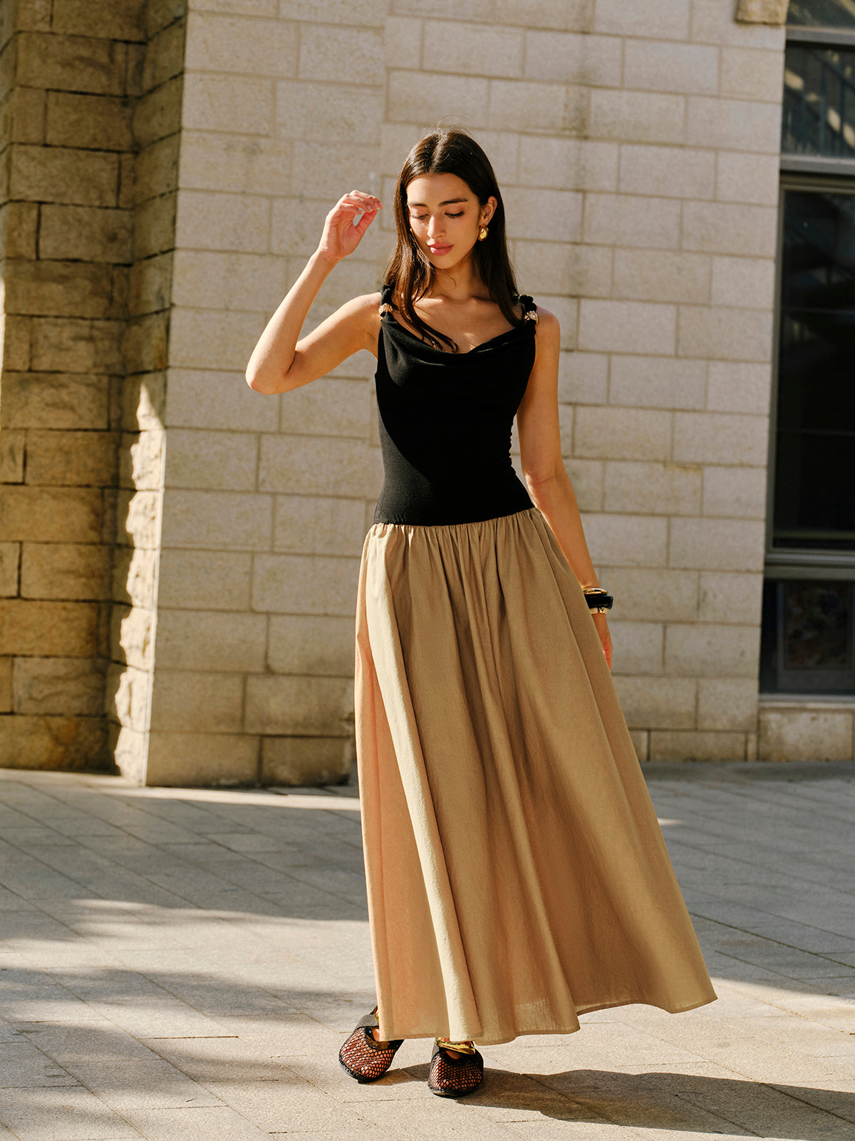 Ärmelloses Kleid mit Wasserfallausschnitt und Metalldetail aus Leinen und Baumwolle 