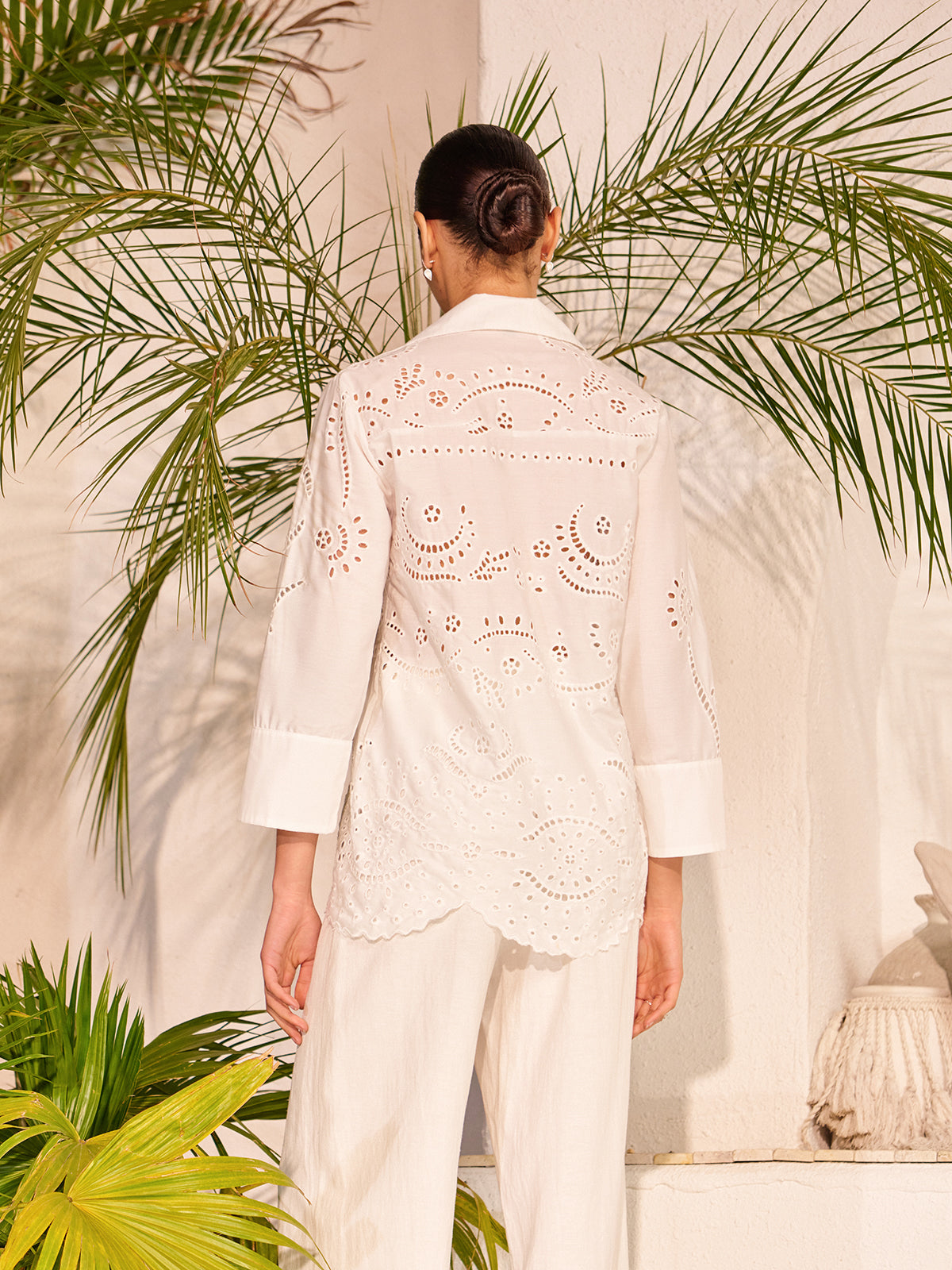 Halvtransparent topp med broderad bomullsögla 