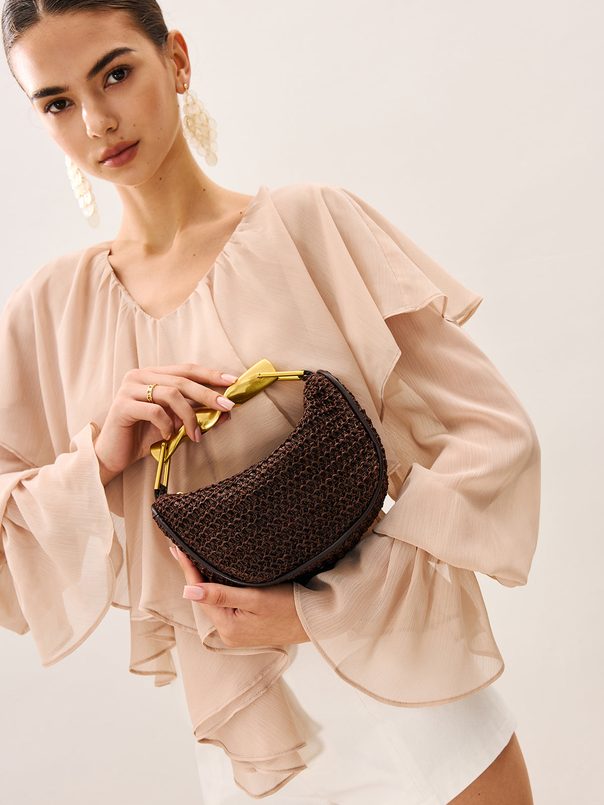 Gewebte Handtasche mit gedrehtem goldenen Griff 
