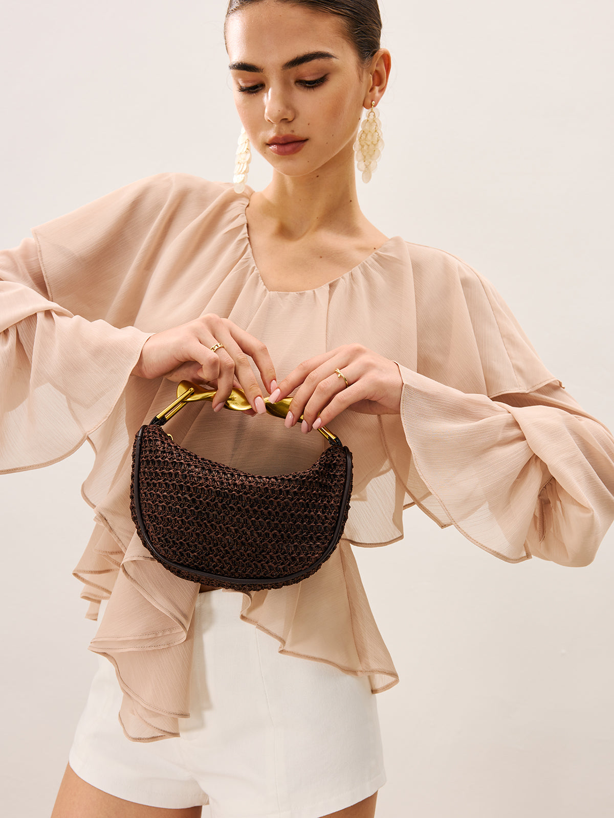 Gewebte Handtasche mit gedrehtem goldenen Griff 