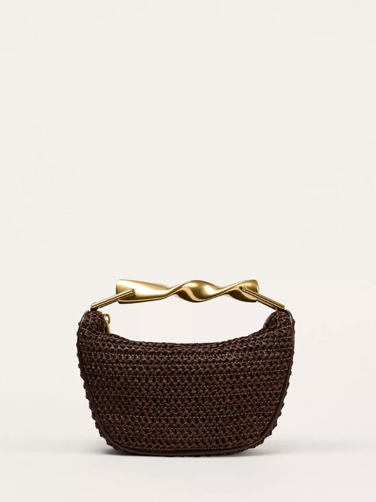 Gewebte Handtasche mit gedrehtem goldenen Griff 