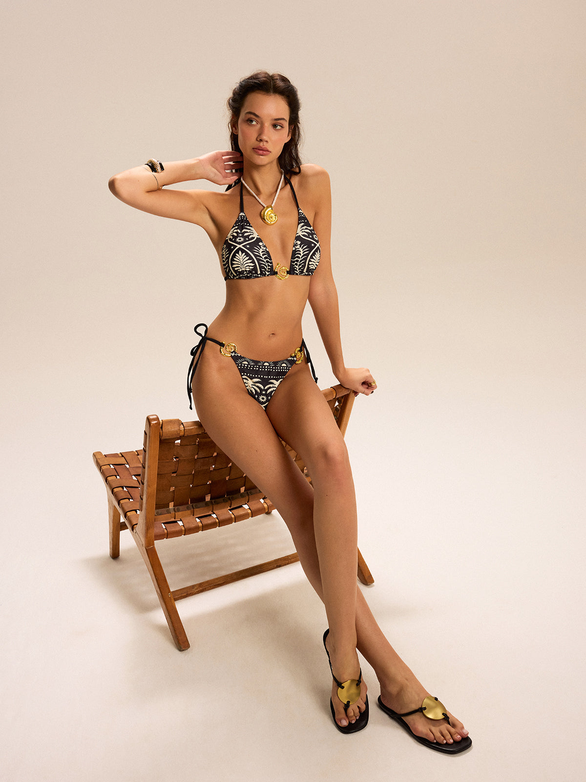 Bedrucktes Bikini-Set mit goldenen Detailringen 